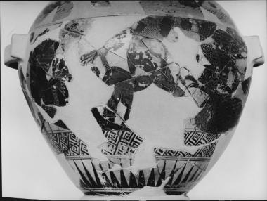 Μελανόμορφος σκύφος-κρατήρας με απεικόνιση Προμηθέα δεσμώτη. Ζ. Νέσσου. Λεπτομέρεια