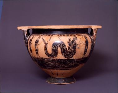 Κιονωτός μελανόμορφος κρατήρας με παράσταση της πάλης Ηρακλέους - Νηρέως. Παραστέκονται ο Ερμής και δύο ανδρικές μορφές. Αγγειογράφος Σοφίλος.