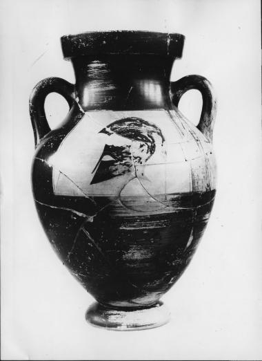 Αττικός μελανόμορφος ενιαίος αμφορέας με παράσταση κράνους σε μετόπη. Β΄ όψη.