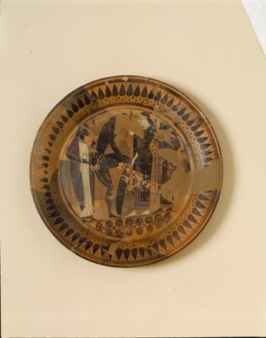 Αγγειογράφος Λυδός. Μελανόμορφο πινάκιο με παράσταση Αχιλλέα που οπλίζεται μεταξύ Θέτιδας, Πηλέα και Νεοπτολέμου.