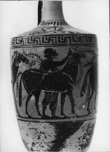 Ζ. Της Γέλας. Μελανόμορφη λήκυθος. Άνδρας που οδηγεί πρόβατα.