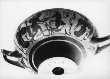 Μελανόμορφη κύλικα. Α΄ όψη. Πάλη Ηρακλέους - Ανταίου.