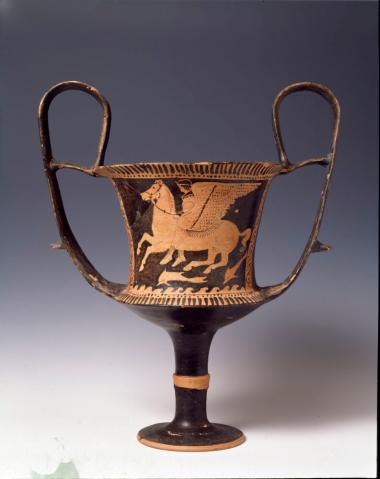 Βοιωτικός ερυθρόμορφος κάνθαρος. Νέος ιππεύει φτερωτό άλογο πάνω από θάλασσα.