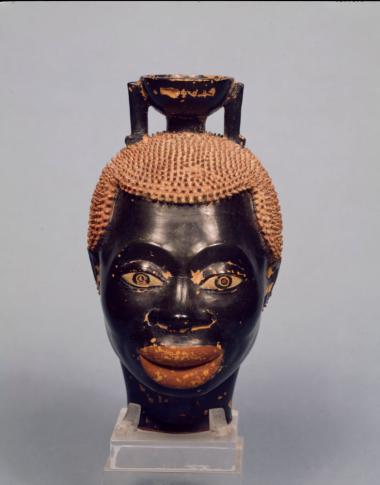 Πλαστικό αγγείο σε μορφή κεφαλιού νέγρου.