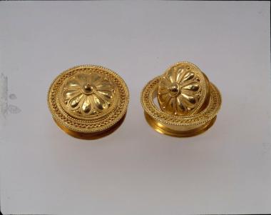 Ζεύγος χρυσών αντικειμένων.