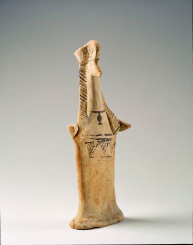 Πήλινο βοιωτικό ειδώλιο γυναικείας μορφής τύπου “παπάδες”.