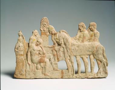 Πήλινο “μηλιακό” ανάγλυφο με σκηνή επίσκεψης Ορέστη και Πυλάδη στον τάφο Αγαμέμνονα, όπου είναι καθισμένη η Ηλέκτρα.