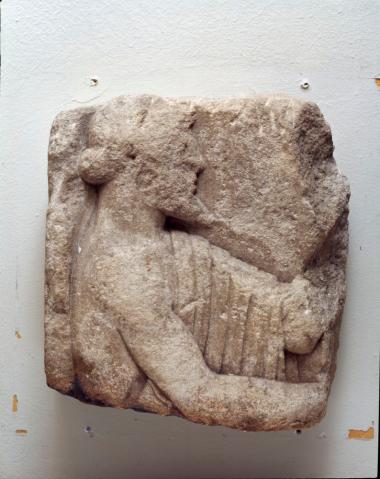 Τμήμα επιτύμβιας στήλης με απεικόνιση γενειοφόρου ιματιοφόρου άνδρα.