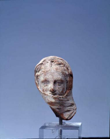 Τμήμα επιτύμβιας στήλης με απεικόνιση γενειοφόρου ιματιοφόρου άνδρα.