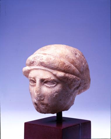 Μαρμάρινη μικρή γυναικεία κεφαλή. Αυστηρός ρυθμός