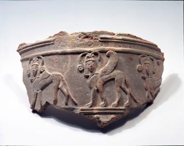 Τμήμα δαιδαλικού πίθου με διακόσμηση ζώνης με σφίγγες.