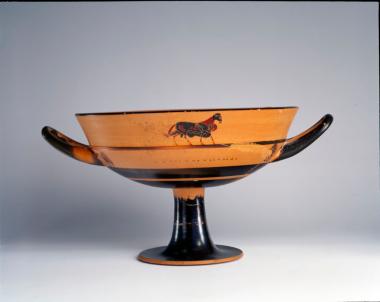 Αττική μελανόμορφη χειλεωτή κύλικα με απεικόνιση Οδυσσέα δεμένου στην κοιλιά του κριαριού.