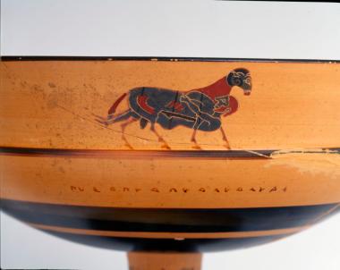 Αττική μελανόμορφη χειλεωτή κύλικα με απεικόνιση Οδυσσέα δεμένου στην κοιλιά του κριαριού (λεπτομέρεια).