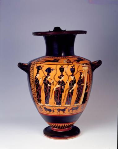 Μελανόμορφη αττική υδρία με παράσταση γυναικών σε κρήνη, πιθανότατα της εννεάκρουνου.