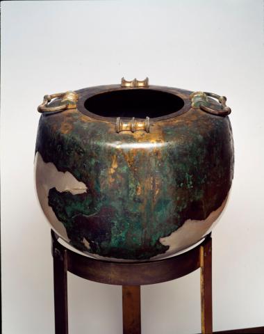 Χάλκινος ταφικός λέβης με επιγραφή. Έπαθλο νικητή αγώνων προς τιμή των νεκρών του Μαραθώνα.