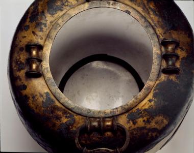 Χάλκινος ταφικός λέβης με επιγραφή. Έπαθλο νικητή αγώνων προς τιμή των νεκρών του Μαραθώνα. Λεπτομέρεια της επιγραφής Αθεναίοι άθλα επί τοις εν τοι πολέμο.