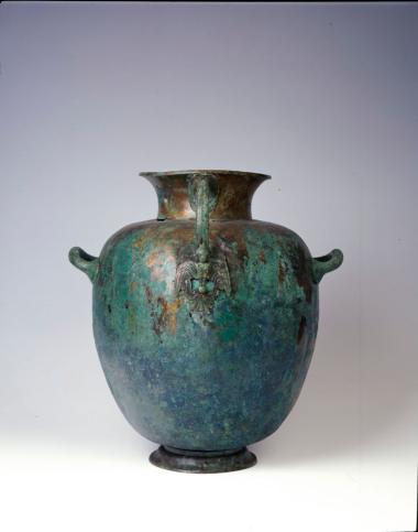 Χάλκινη υδρία με συνάφεια σε μορφή σειρήνας.