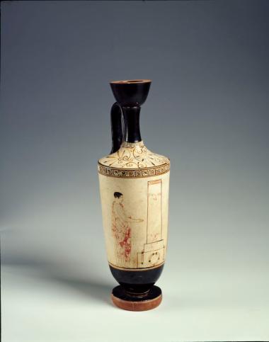 Λευκή λήκυθος με σκηνή επίσκεψης σε τάφο. Ζ. του Αχιλλέα. Άνδρας.