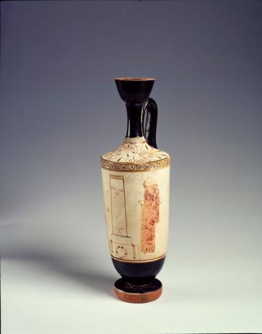 Λευκή λήκυθος με σκηνή επίσκεψης σε τάφο. Ζ. του Αχιλλέα. Γυναίκα.