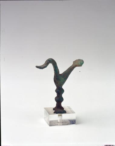 Χάλκινο ειδώλιο μακρύλαιμου πουλιού.