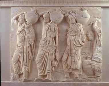 Λίθος VI. Βόρεια ζωφόρος Παρθενώνα. Υδριαφόροι. Μάρμαρο