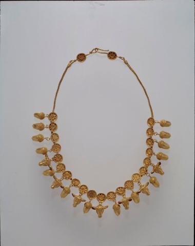 Χρυσό περιδέραιο.