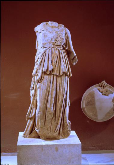Μαρμάρινο ακέφαλο άγαλμα Αθηνάς και θραύσμα της ασπίδας της. Κεντρικό ακρωτήριο στο δυτικό ναό ή curia του φόρουμ.