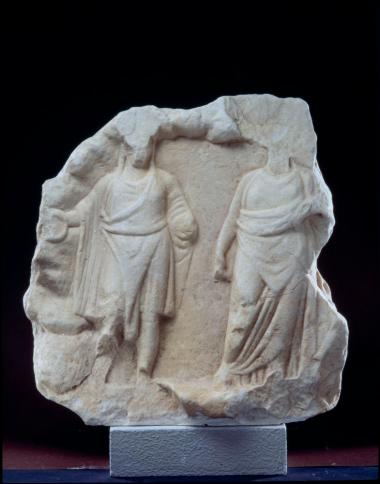 Μαρμάρινο αναθηματικό ανάγλυφο με παράσταση ανδρικής (Διονύσου;) και γυναικείας μορφής σε σκηνή σπονδής.