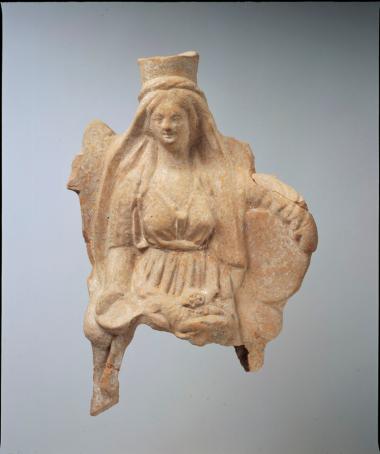 Δημητριάδα. Πήλινο ειδώλιο της Μητέρας των Θεών με τα χαρακτηριστικά σύμβολα της φρυγικής θεάς Κυβέλης. Κρατά τύμπανο και φιάλη.