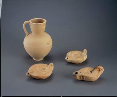 Δημητριάδα. Οινοχόη και ρωμαϊκά λυχνάρια από το νότιο νεκροταφείο.