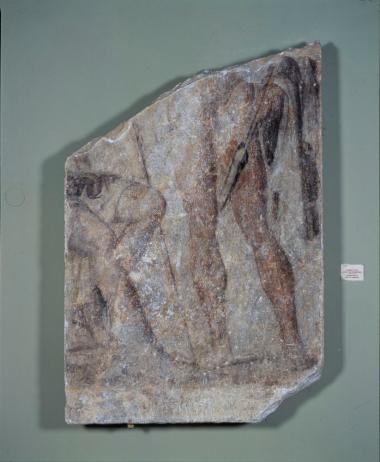 Δημητριάδα. Κάτω τμήμα γραπτής επιτύμβιας στήλης με παράσταση δύο πολεμιστών.