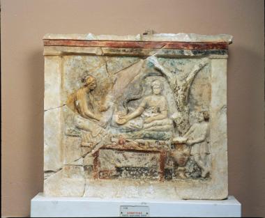 Δημητριάδα. Ανάγλυφη και γραπτή επιτύμβια στήλη με παράσταση νεκροδείπνου.