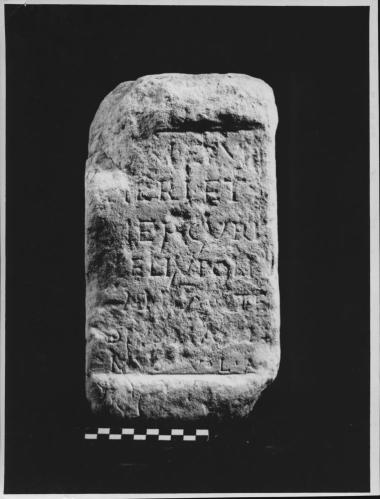 Μαρμάρινος βωμός με λατινική επιγραφή