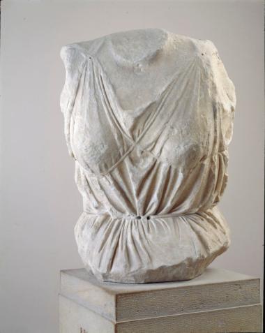 Κορμός Σελήνης από το ανατολικό αέτωμα του Παρθενώνα (Ο). Μάρμαρο