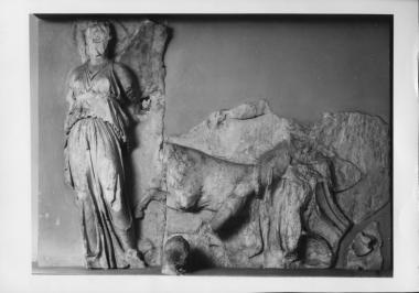 Πλάκα από το θωράκιο του ναού της Αθηνάς Νίκης. Δύο Νίκες και Ταύρος