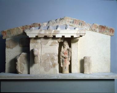 Αέτωμα, το λεγόμενο “της ελαίας”, με παράσταση του μύθου του Τρωίλου