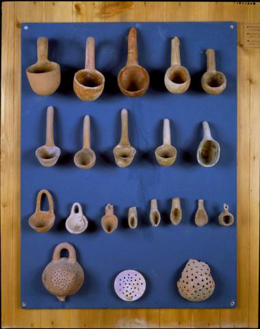 Πήλινες κουτάλες και σουρωτήρια.