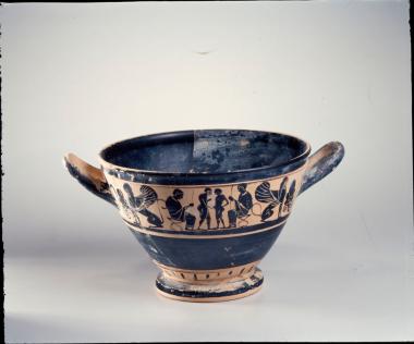 Πήλινος μελανόμορφος σκύφος από την Ιωλκό.