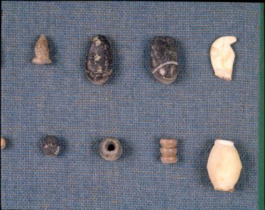 Κοσμήματα από λίθο και όστρεο.