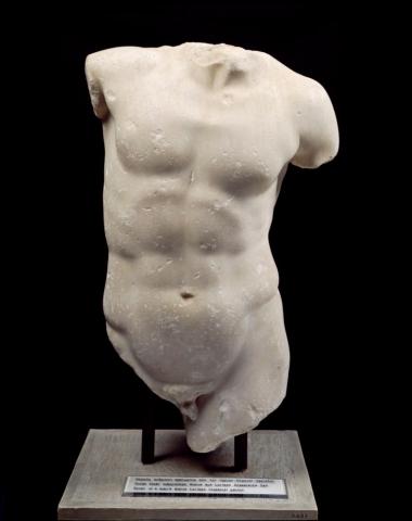 Κορμός ανδρικού αγάλματος από τη Λάρισα.