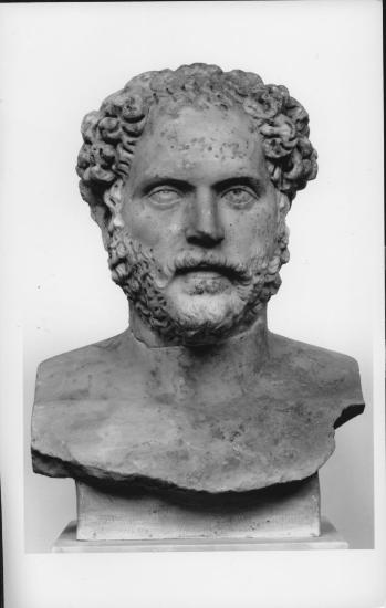 Εικονιστική κεφαλή κοσμητού με τμήμα ερμαϊκής στήλης