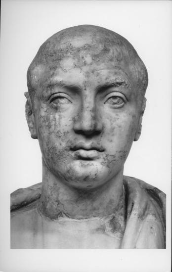 Εικονιστική κεφαλή κοσμητού με τμήμα ερμαϊκής στήλης