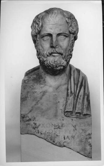 Εικονιστική κεφαλή κοσμητού με τμήμα ερμαϊκής στήλης