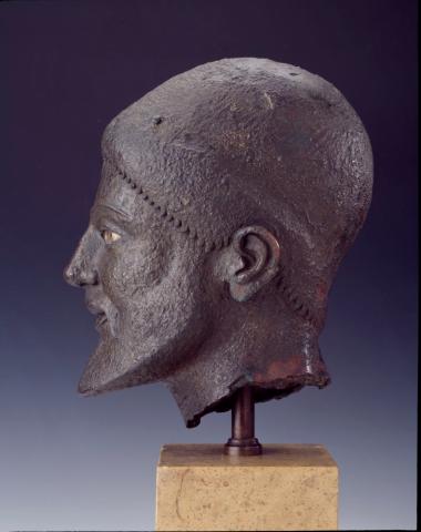 Κεφαλή γενειοφόρου πολεμιστή