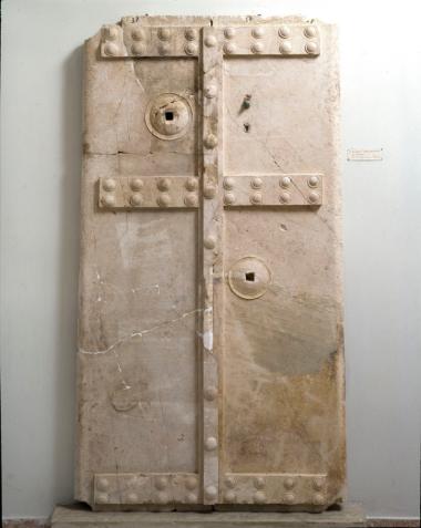 Λίθινη πόρτα από τον τάφο του ηρώου