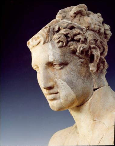 Μαρμάρινη προτομή νέου θεού ή ήρωα