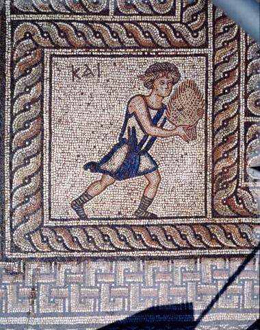 Ψηφιδωτό από πρωτοβυζαντινή βασιλική των Δελφών με προσωποποίηση του καλοκαιριού