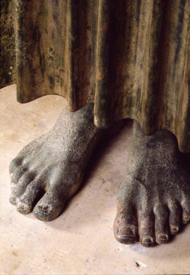 Χάλκινο άγαλμα Ηνίοχου (πόδια)