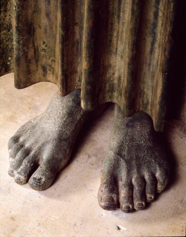 Χάλκινο άγαλμα Ηνίοχου (πόδια)