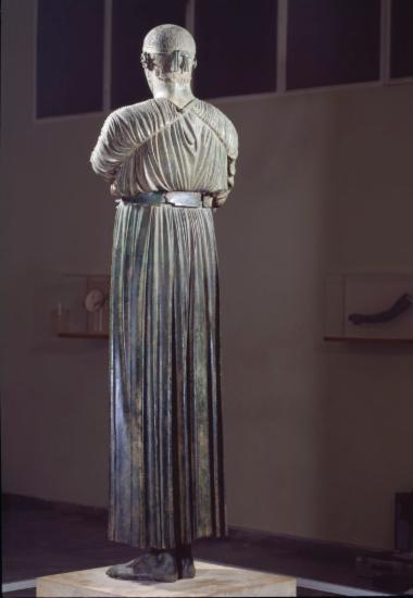 Χάλκινο άγαλμα Ηνίοχου (πίσω όψη)